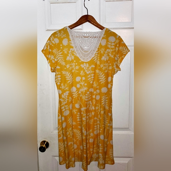 Bobbi Brooks Mini Length Yellow Size medium dress with lace inset at neckline - Picture 4 of 6